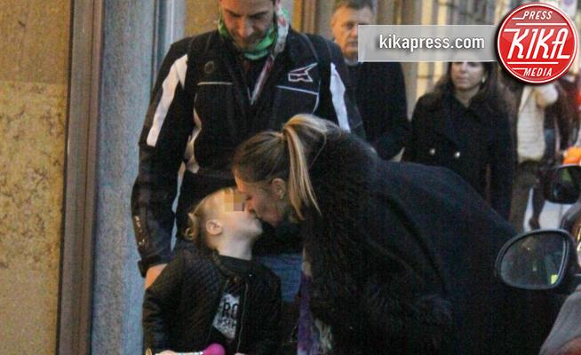 Eva Viviani, Matteo Viviani, Ludmilla Radchenko - Milano - 25-02-2017 - Ludmilla Radchenko sta con Belen: bacio sulla bocca alla figlia