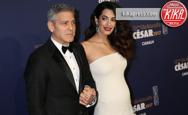 Amal Clooney, George Clooney - Parigi - 24-02-2017 - Amal Alamuddin incinta: il pancino debutta sul red carpet