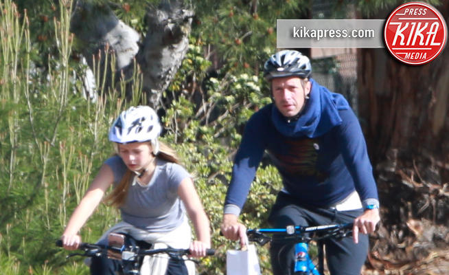 Chris Martin - Malibu - 26-03-2017 - Chris Martin con Apple, papà premuroso:in bici, tutti col casco!
