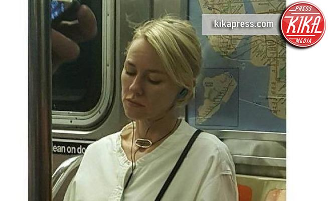 Naomi Watts - New York - 04-04-2017 - Naomi Watts in metro: una fan la fotografa e lei reagisce così