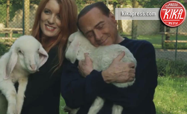 Michela Brambilla, Silvio Berlusconi - 11-04-2017 - Silvio Berlusconi salva cinque agnellini: le foto