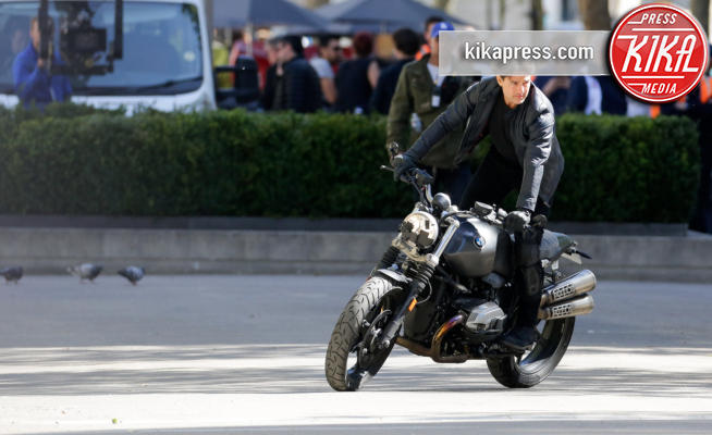 Tom Cruise - Parigi - 11-04-2017 - Tom Cruise impenna in motocicletta a Parigi