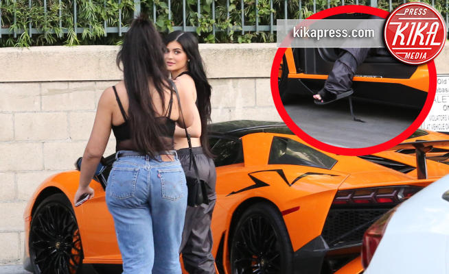 Kylie Jenner - Calabasas - 27-04-2017 - Kylie Jenner alla guida della Lamborghini di Tyga... in ciabatte