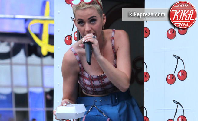 Katy Perry - New York - 28-04-2017 - Katy Perry: vi va un po' di torta alle ciliegie? Bon Appetit!