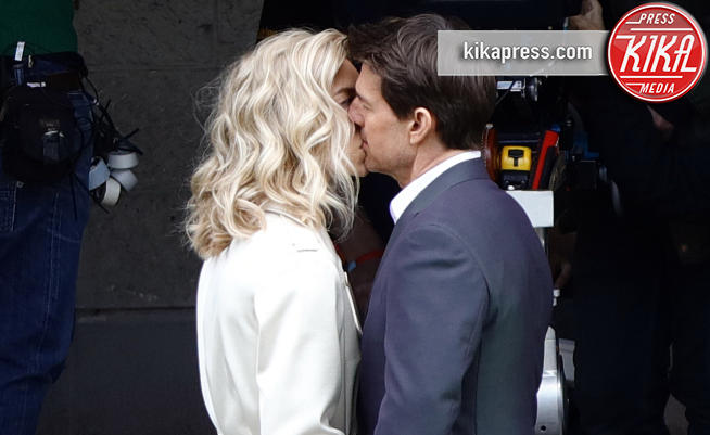 Vanessa Kirby, Tom Cruise - Parigi - 02-05-2017 - Tom Cruise e Vanessa Kirby: il bacio Impossible