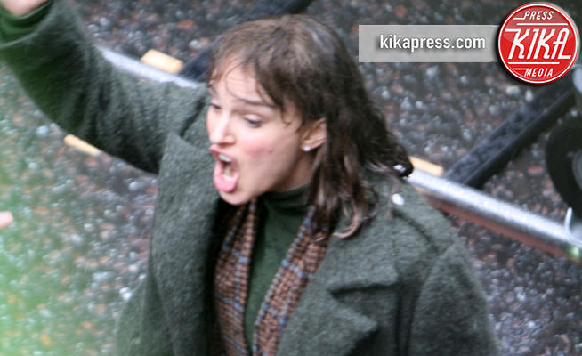 Natalie Portman - Londra - 04-05-2017 - Natalie Portman litiga sotto la pioggia a Londra!