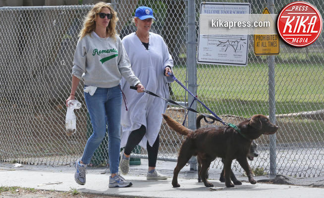Julia Roberts - Los Angeles - 04-05-2017 - Julia Roberts, premurosa dog sitter e rispettosa dell'ambiente