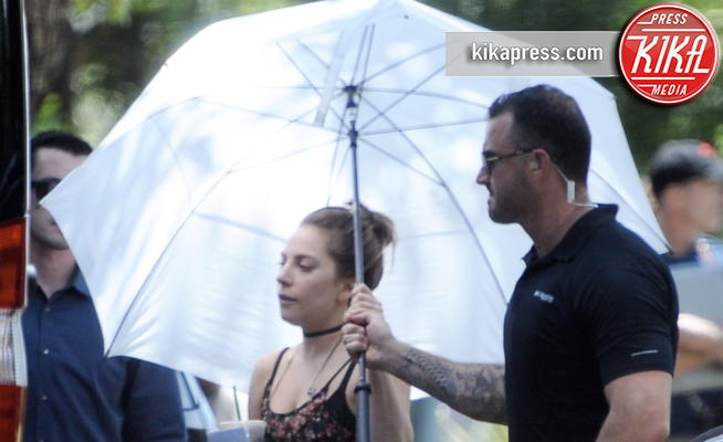 Lady Gaga - Los Angeles - 08-05-2017 - Lady Gaga, la Stella si ripara con l'ombrello