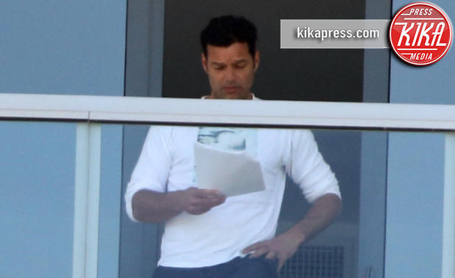 Ricky Martin - Miami - 11-05-2017 - Ricky Martin, attore provetto: in balcone mentre studia la parte