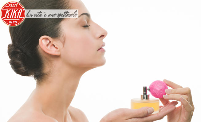 Woman spraying perfume - 16-05-2017 - Moda, profumi: le novità su Hugo Boss