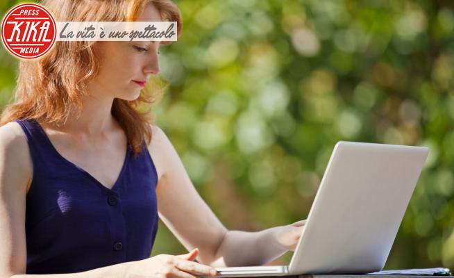 Young woman using a laptop outside - 16-05-2017 - VPN, uno strumento sempre più diffuso