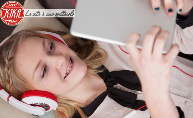 Girls lying on sofa using digital tablet - 16-05-2017 - Autunno 2020: le nuove uscite più attese