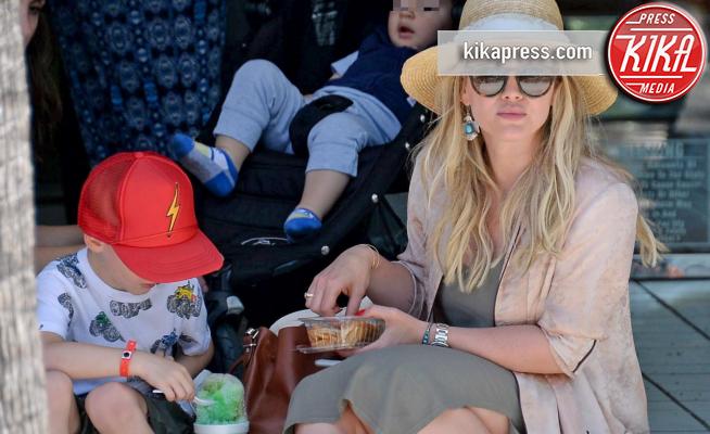 Luca Comrie, Hilary Duff - West Hollywood - 28-05-2017 - Hilary Duff, è tempo di merenda col piccolo Luca