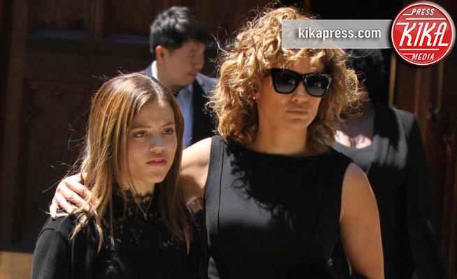 Sarah Jeffery, Jennifer Lopez - Manhattan - 20-06-2017 - Jennifer Lopez in lutto: ecco le foto della star al funerale