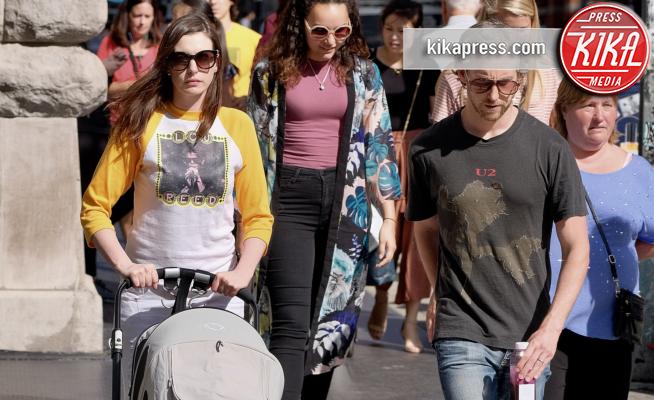 Jonathan Rosebanks Shulman, Adam Shulman, Anne Hathaway - Manhattan - 26-06-2017 - Anne Hathaway-Adam Shulman: che bel quadretto di famiglia