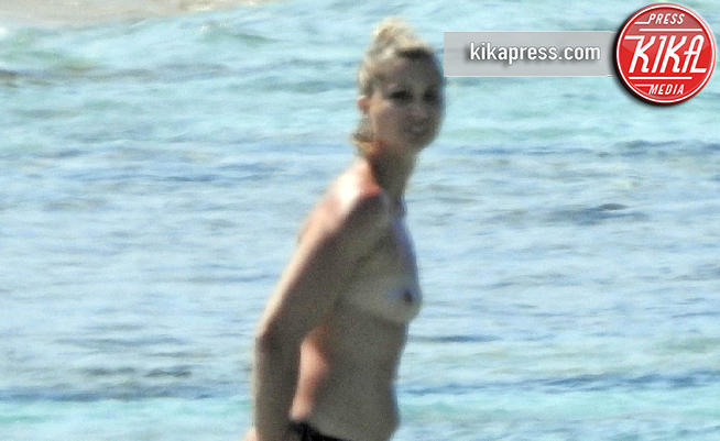 Anna Ferzetti - Formentera - 23-06-2017 - Favino a Formentera: Anna Ferzetti, perizoma e topless