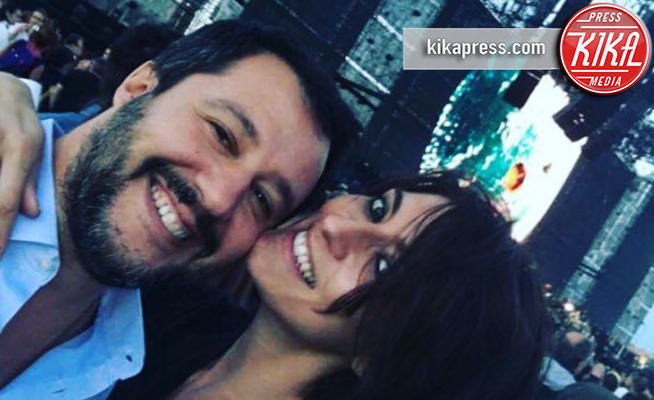 Matteo Salvini, Elisa Isoardi - Modena - 02-07-2017 - Elisa Isoardi bacia Matteo, ma non è Salvini