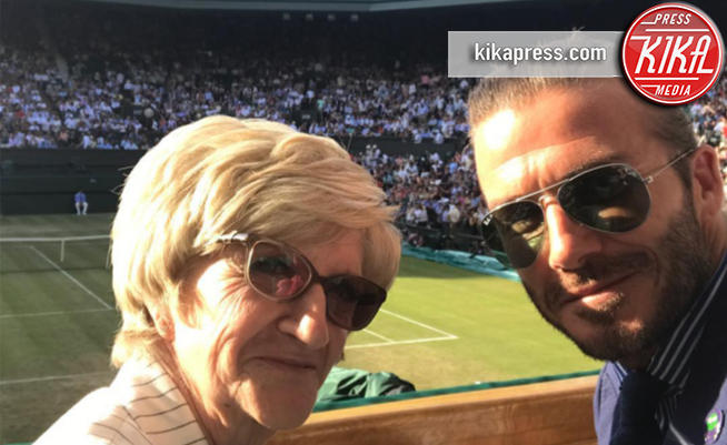 David Beckham a Wimbledon con la mamma: quante star mammone!