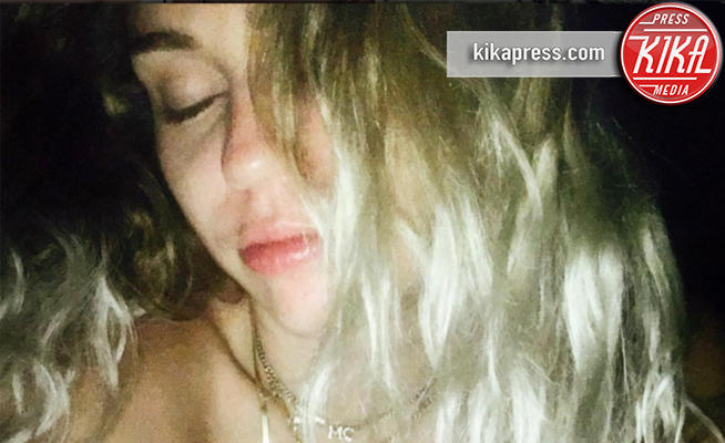 Miley Cyrus va a letto con i fan, ma solo su Instagram!