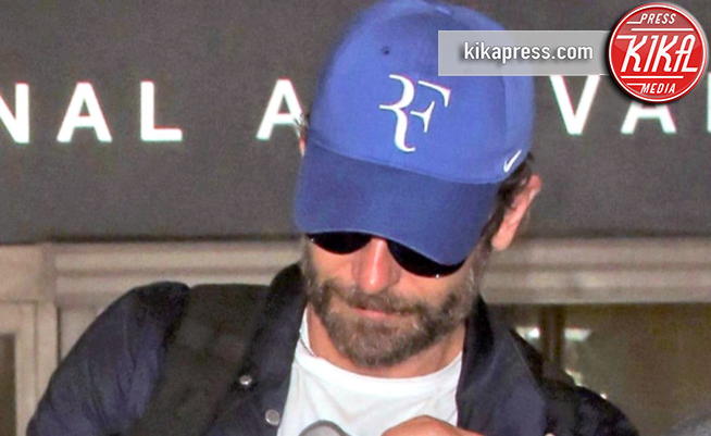 Bradley Cooper - Los Angeles - 17-07-2017 - Bradley Cooper è un fan accanito. Di chi? Ce l'ha sul cappello