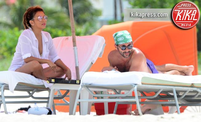 Jose Baston, Eva Longoria - Miami Beach - 06-08-2017 - Eva Longoria-José Baston, due piccioncini al mare