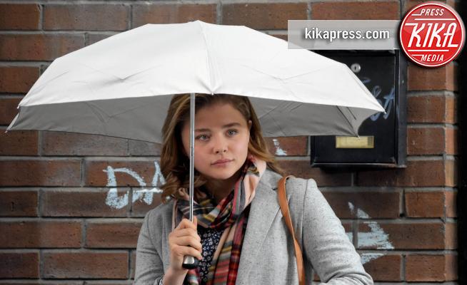 Chloe Grace Moretz - Dublino - 15-09-2017 - Chloe Grace Moretz, scende la pioggia ma che fa!