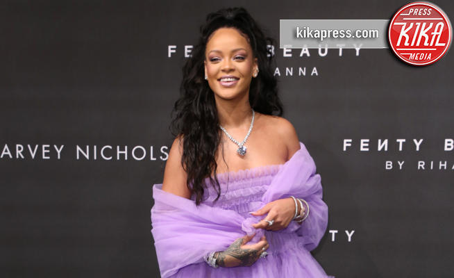 Rihanna - Londra - 19-09-2017 - Rihanna, una bambolina viola alla presentazione di Fenty Beauty