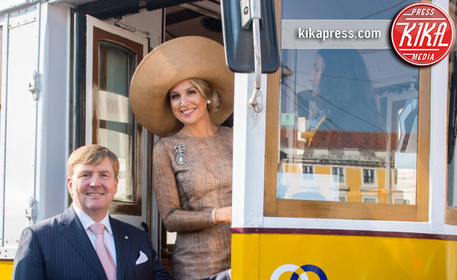 King Willem-Alexander, Regina Maxima d'Olanda - Lisbona - 10-10-2017 - Star come noi, i sovrani olandesi viaggiano in tram