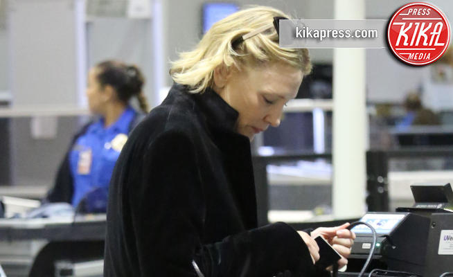 Cate Blanchett - Los Angeles - 11-10-2017 - Cate Blanchett, che barba i controlli al metal detector
