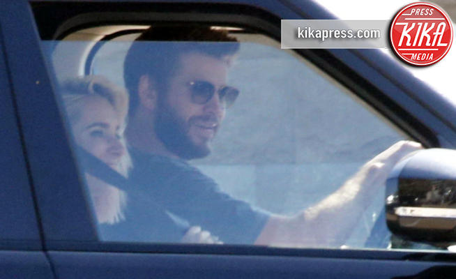 Ragazza misteriosa, Liam Hemsworth - Malibu - 12-10-2017 - Miley Cyrus, attenta! Il tuo Liam si vede con un'altra!