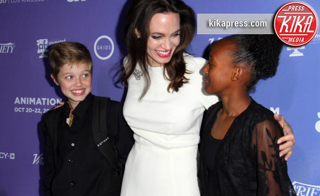 Shiloh Jolie-Pitt, Zahara Jolie-Pitt, Angelina Jolie - Los Angeles - 20-10-2017 - Shiloh Jolie Pitt somiglia sempre di più a mamma Angelina