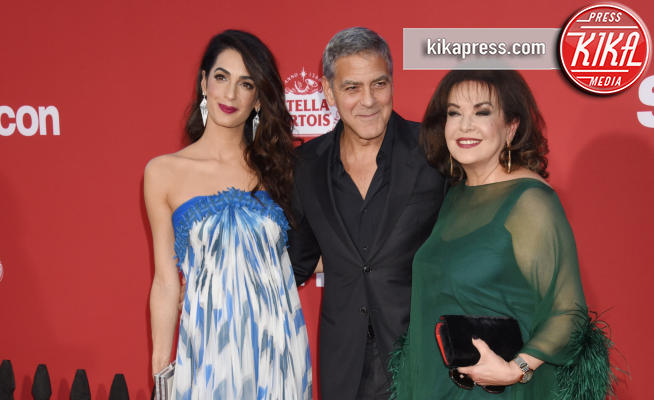 Baria Alamuddin, Amal Clooney, George Clooney - Westwood - 22-10-2017 - George Clooney con moglie e suocera alla prima di Suburbicon