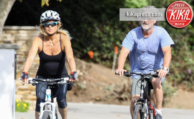 Kurt Russell, Goldie Hawn - Malibu - 23-11-2017 - Goldie Hawn ciclista prudente, Kurt Russell no...
