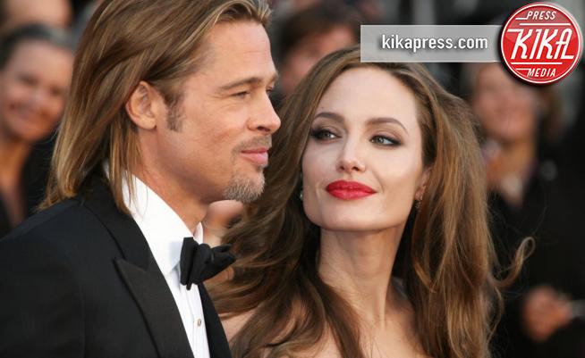Angelina Jolie, Brad Pitt - Hollywood - 26-02-2012 - Angelina Jolie e Brad Pitt riuniti per i figli in ospedale 
