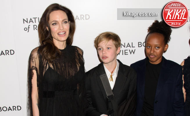Shiloh Jolie-Pitt, Zahara Jolie Pitt, Angelina Jolie - New York - 10-01-2018 - Shiloh, braccio al collo sul red carpet con mamma Angelina