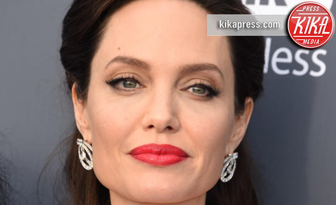 Angelina Jolie - Santa Monica - 11-01-2018 - Angelina Jolie fa un passo indietro? Ma non con Brad Pitt