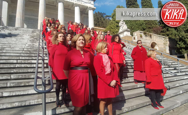 Cento donne in rosso - Genova - 08-03-2018 - Cento donne vestite di rosso per l'8 marzo 