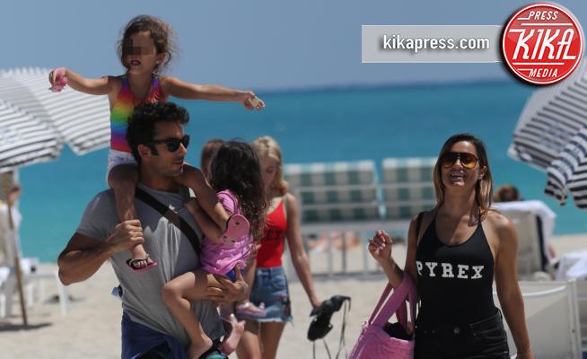 Regina Diaz, Erin Diaz, Aaron Diaz, Lola Ponce - Miami Beach - 23-03-2018 - Aaron Diaz in spiaggia in versione papà affettuoso