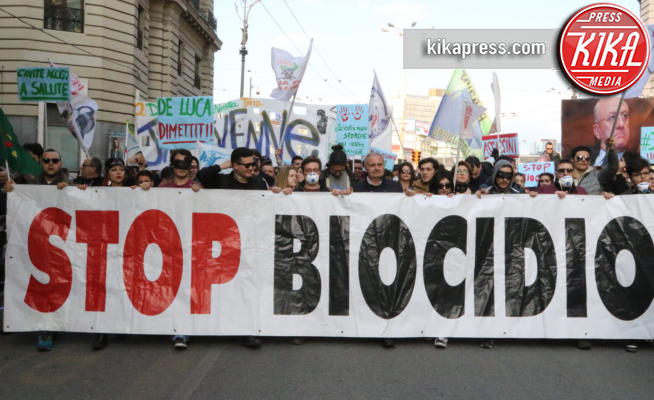 Stop Biocidio - Napoli - 24-03-2018 - Napoli, Stop al Biocidio: decine di sacchetti contro De Luca