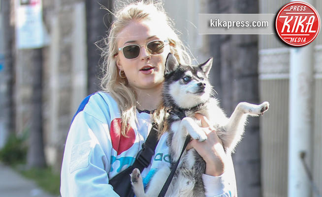 Sophie Turner - West Hollywood - 04-04-2018 - Sophie Turner, ma è un cane o un bambino?