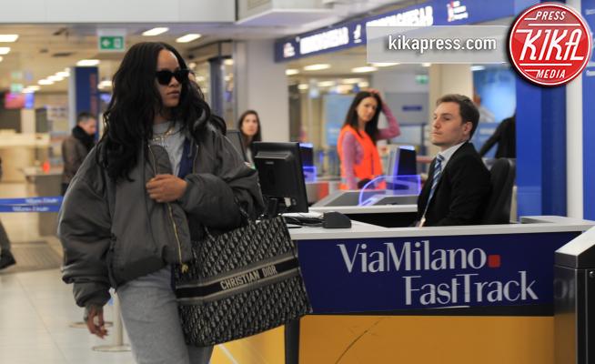 Rihanna - Milano - 08-04-2018 - Bye bye Rihanna, la star si imbarca da Linate per Londra
