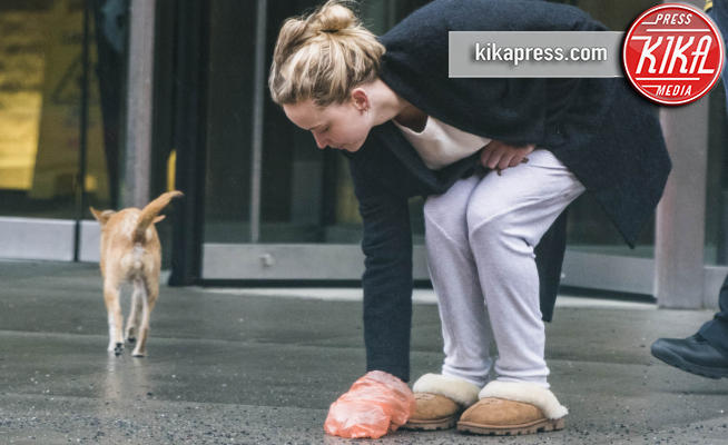 Jennifer Lawrence - New York - 16-04-2018 - Pigiama e babbucce: Jennifer Lawrence, dog sitter educata