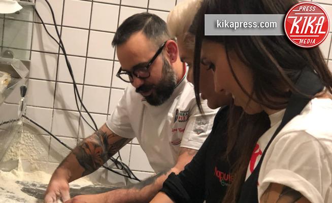 Rodrigo Alves, Siria De Fazio -  Rodrigo Alves, il Ken umano, impara a fare la pizza napoletana
