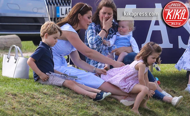 Principessa Charlotte Elizabeth Diana, Principe George, Kate Middleton - Tetbury - 10-06-2018 - Kate, George e Charlotte: quando la principessa è solo una mamma