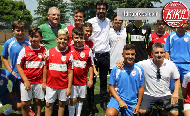 Maurizio Martina gioca a calcio con i giovani di Scampia