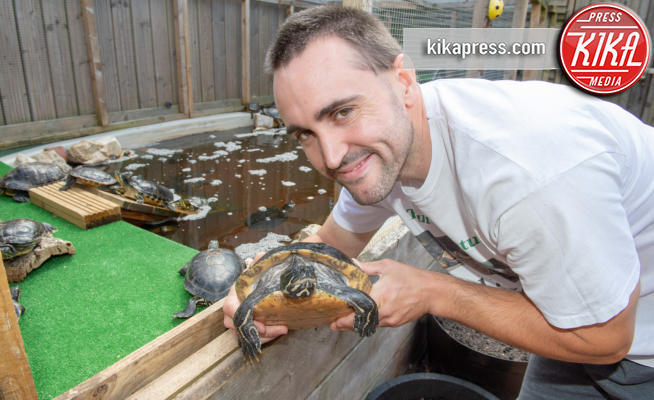 Michael Butcher - 31-07-2018 - Michael trasforma la sua casa in un santuario per tartarughe