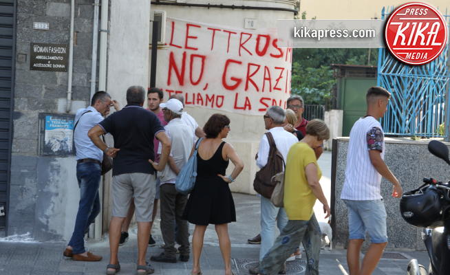 Manifestanti, Protesta - Napoli - 10-08-2018 - Napoli, stop ai lavori per i ripetitori di telefonia mobile