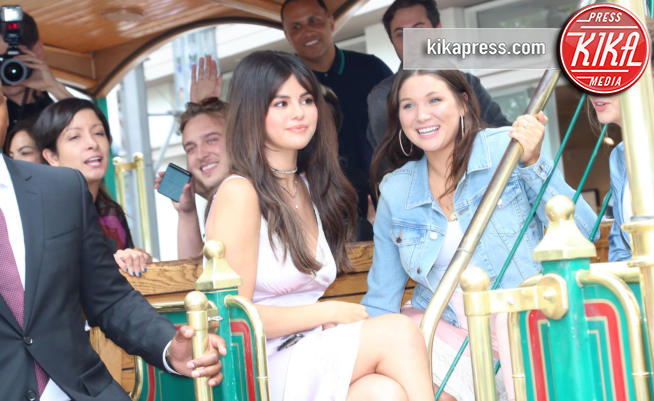 Selena Gomez - Los Angeles - 05-09-2018 - Attaccati al tram! Selena Gomez inaugura lo store di Coach