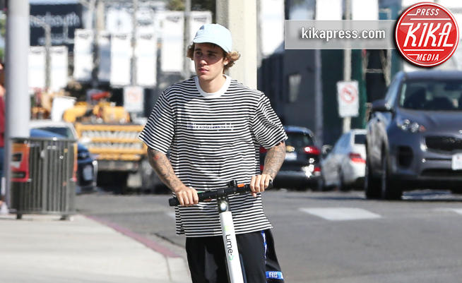 Hailey Baldwin, Justin Bieber - Los Angeles - 09-10-2018 - Justin Bieber: altro che Lamborghini, meglio il monopattino!
