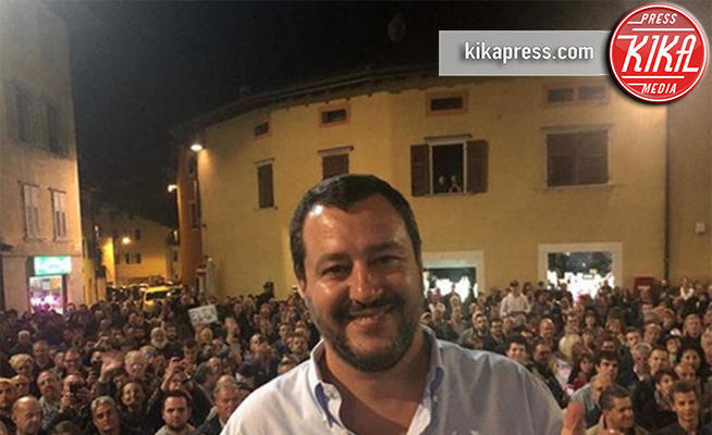 Salvini si frattura polso: 